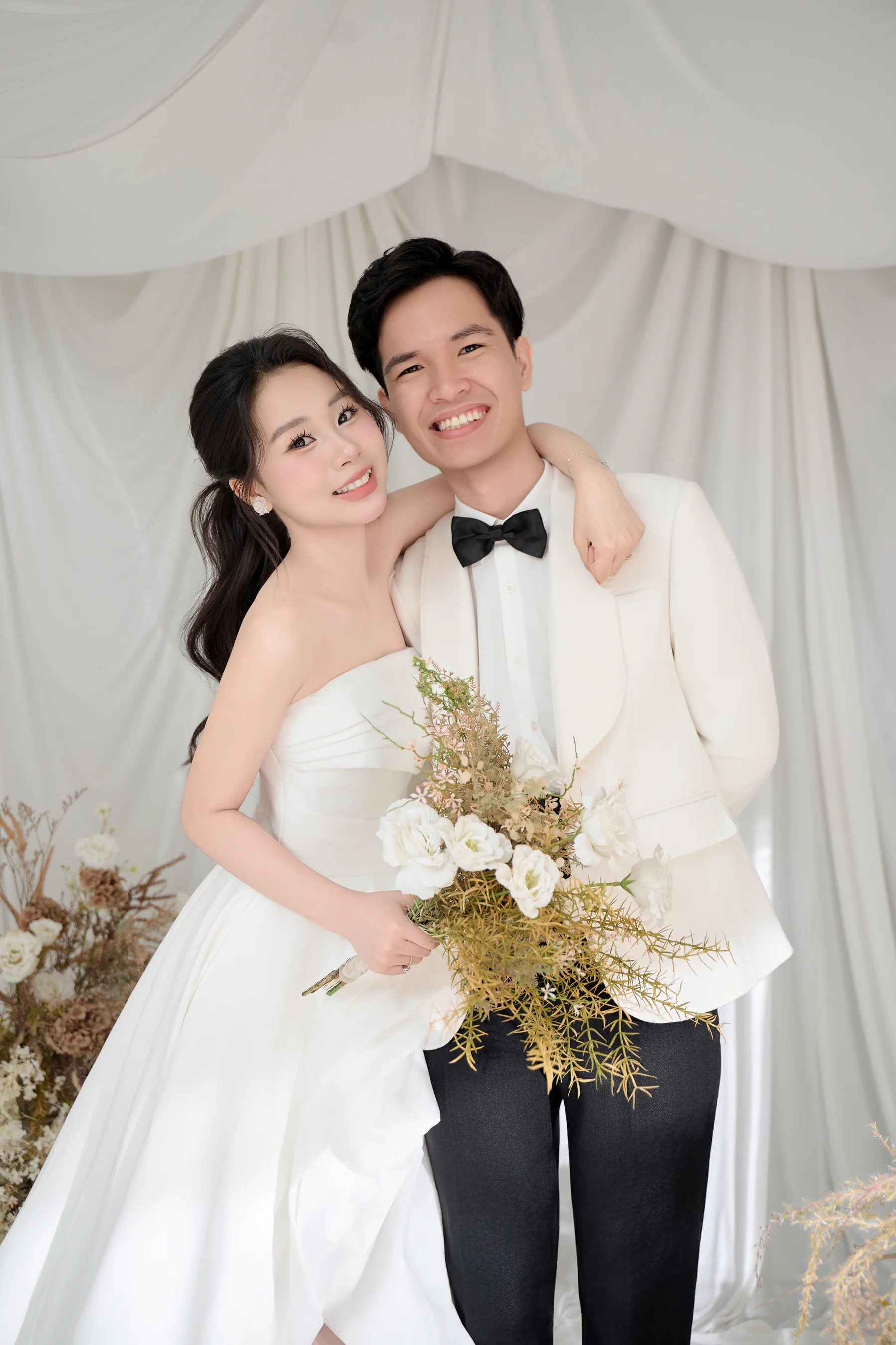 Mạnh Duy và Hiền Lương ôm nhau trong bộ ảnh cưới