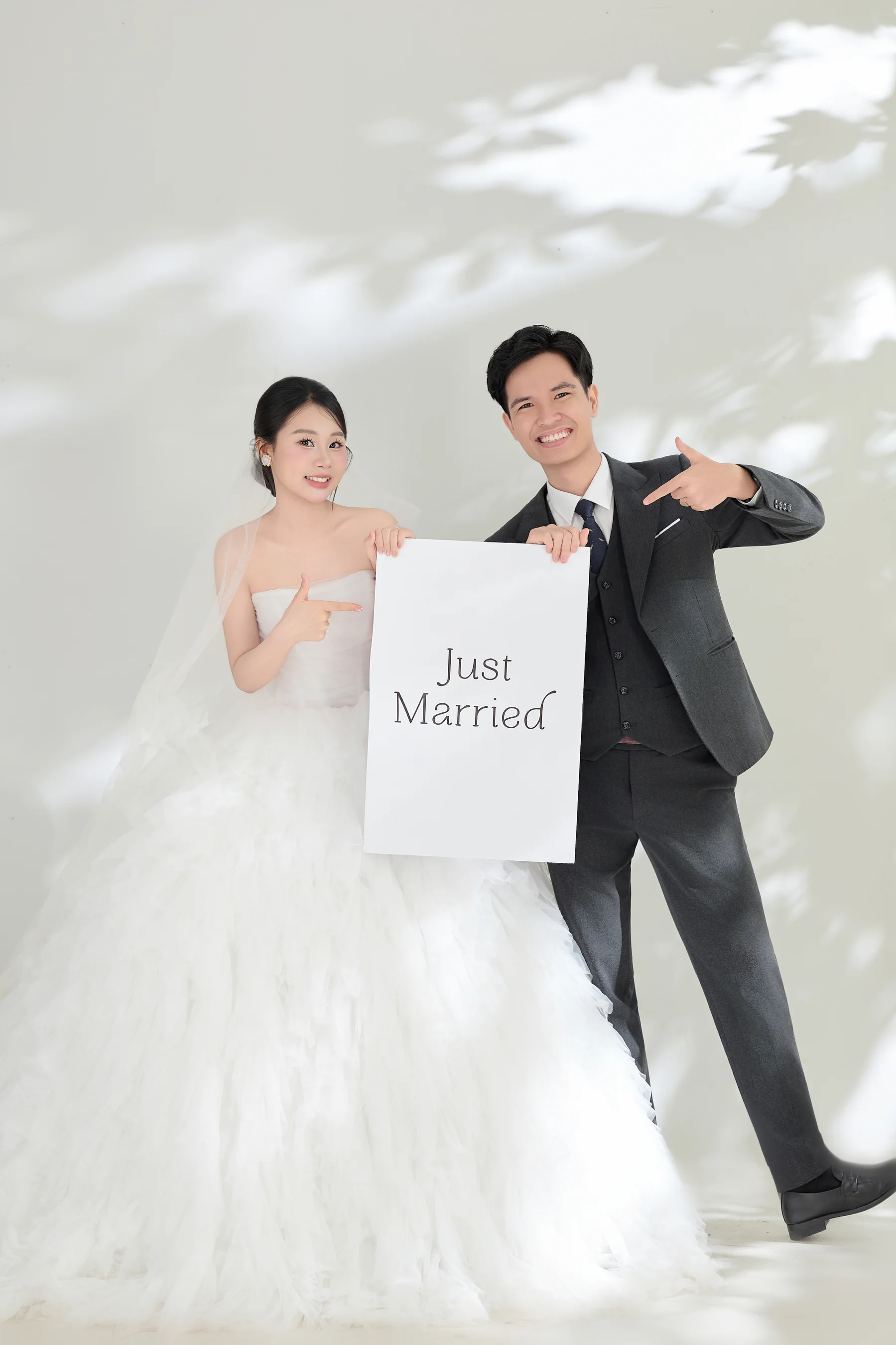 Mạnh Duy và Hiền Lương vui đùa cùng bảng Just Married