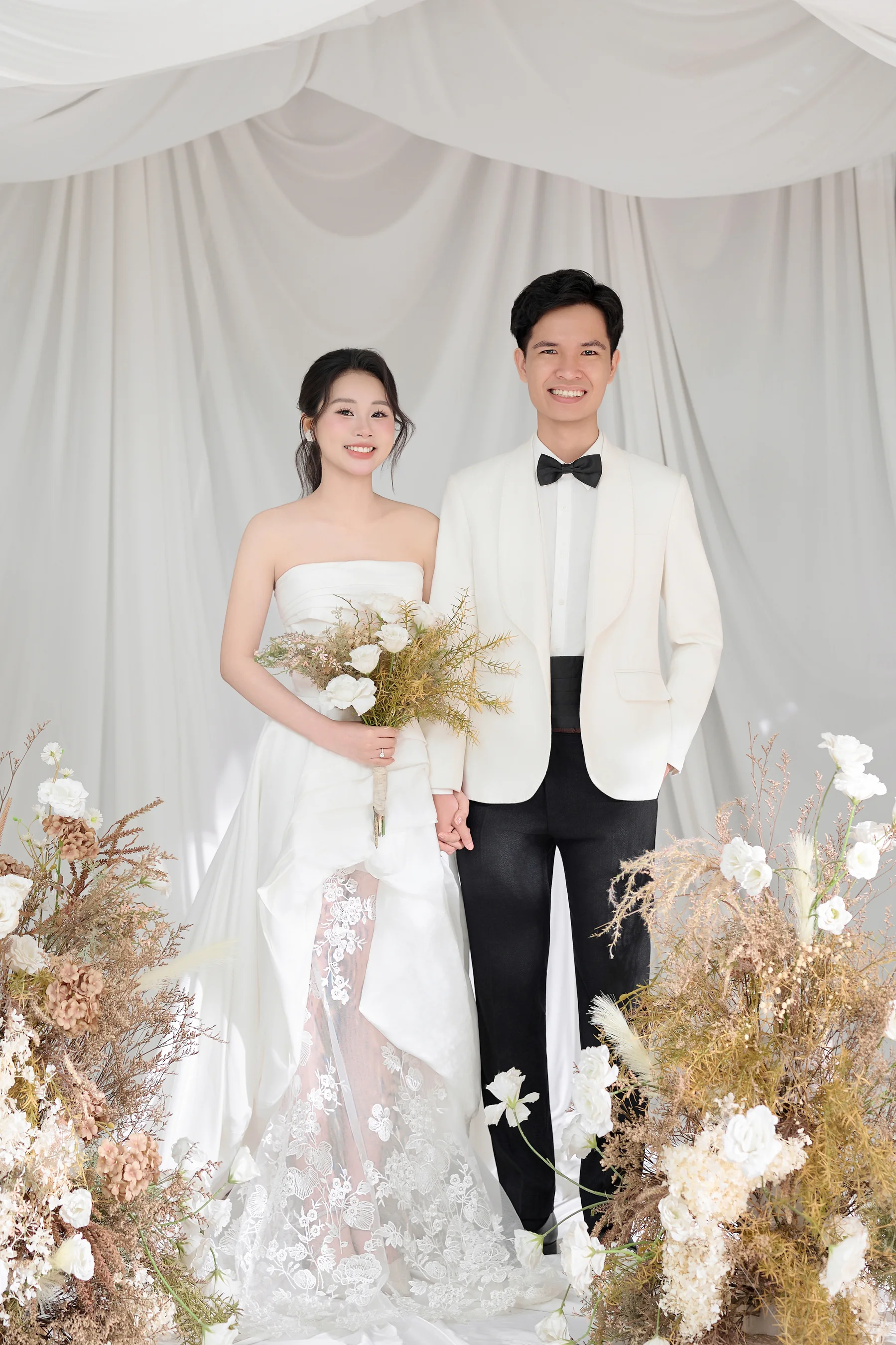 Mạnh Duy và Hiền Lương trong trang phục cưới trắng thanh lịch