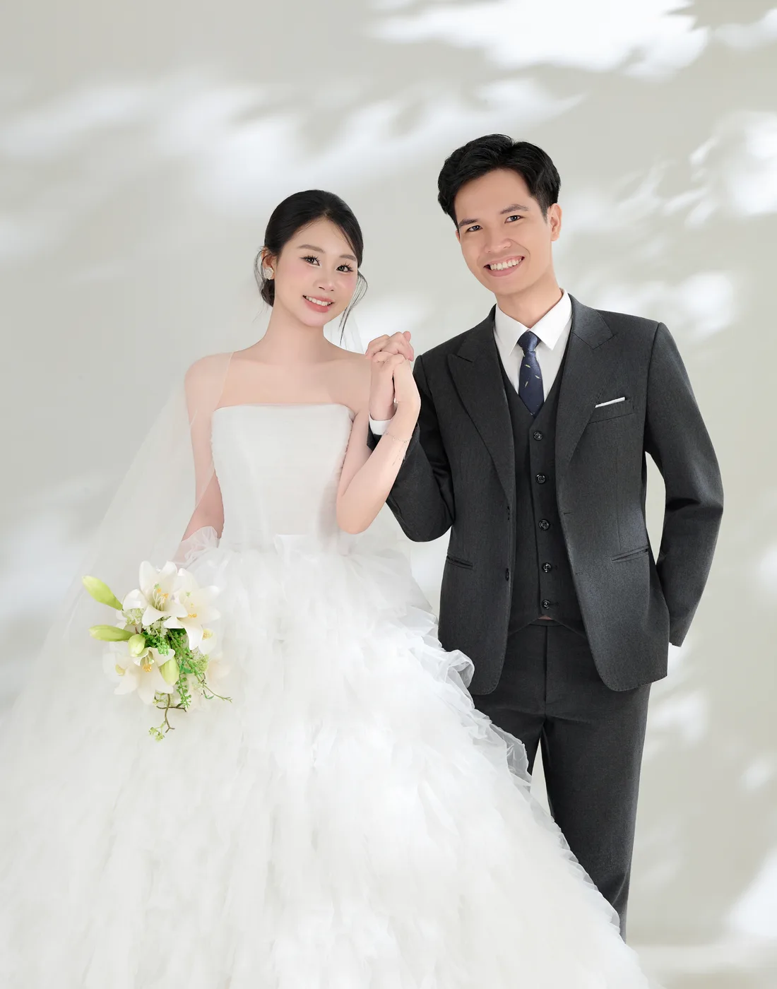 Mạnh Duy nắm tay Hiền Lương trong bộ ảnh cưới thanh lịch