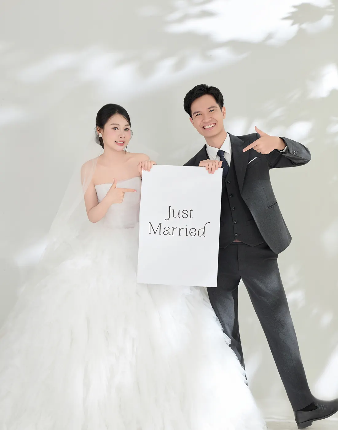 Mạnh Duy và Hiền Lương cầm bảng Just Married