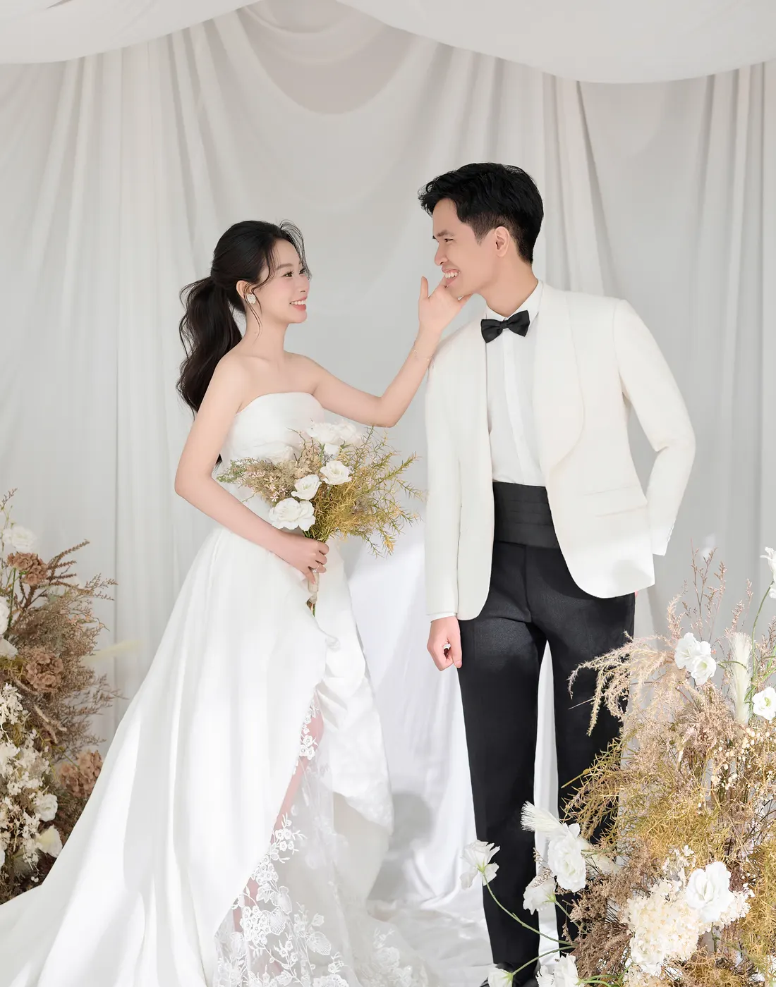 Mạnh Duy và Hiền Lương nhìn nhau trong bộ ảnh cưới